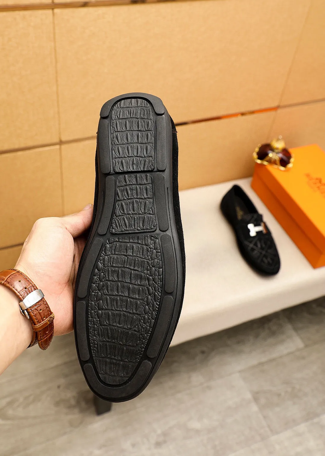 Men's shoes 💰380 💐 Product trademark: HERMES "Hermès" shoes. Regular size: 38-44 (45🉑️customized) Product materials: Selected imported first-layer frosted cowhide embossed upper + classic hardware buckle, imported pig leather lining. Strong three-dimensional visual effect, rubber outsole Color: 1⃣️color optional